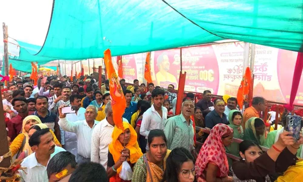 हनुमान जन्मोत्सव पर बागेश्वर धाम में भक्ति का सैलाब, देश-विदेश से पहुंचे हजारों श्रद्धालु