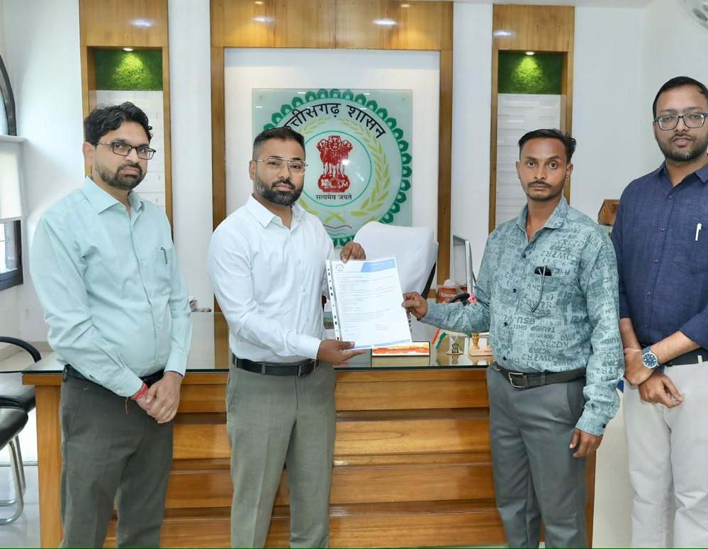 आत्मसमर्पण करने वाले नक्सलियों को कलेक्टर द्वारा नियुक्ति पत्र, कांकेर बना पहला रोजगार सृजन जिला