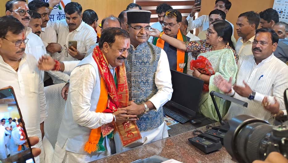 सांय 5:00 बजे अपेक्स बैंक में महेंद्र सिंह यादव ने पदभार ग्रहण किया, आयोजन में कई महत्वपूर्ण नेता शामिल