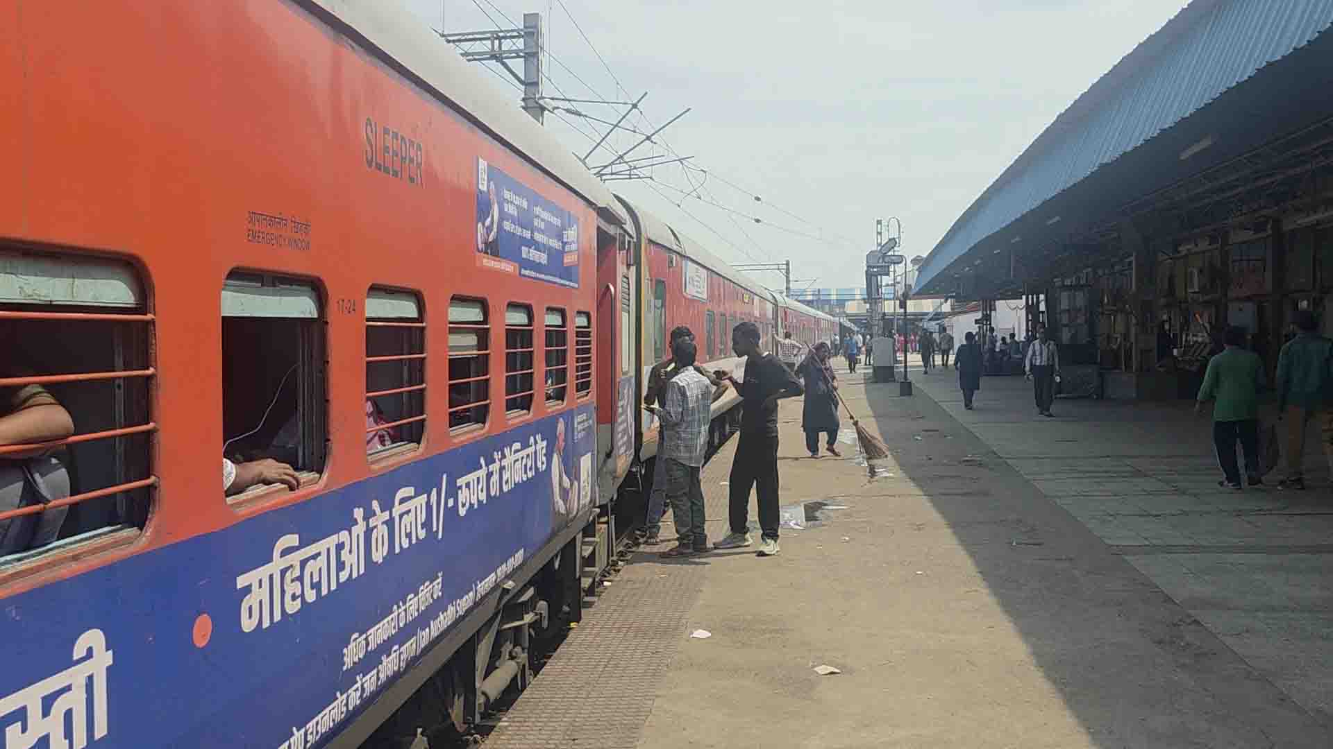 ईरान युद्ध का असर, दिल्ली-मुंबई से पलायन कर रहे यूपी-बिहार के लोग