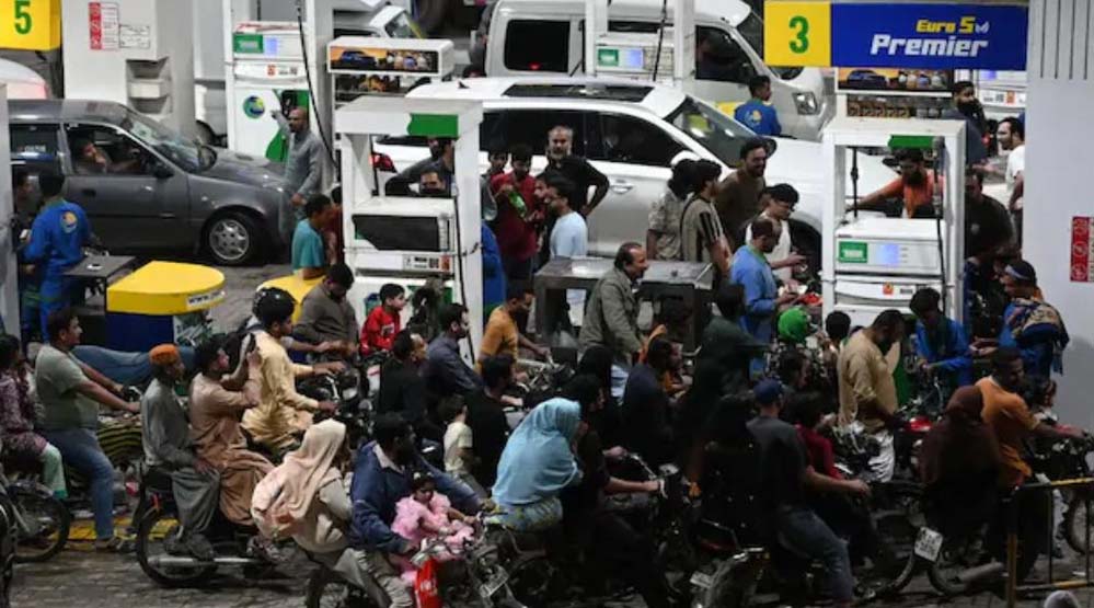 पाकिस्तान में तेल की कीमतें आसमान छूने लगीं, पेट्रोल 458 और डीजल 520 के पार, जनता पर पड़ा भारी असर