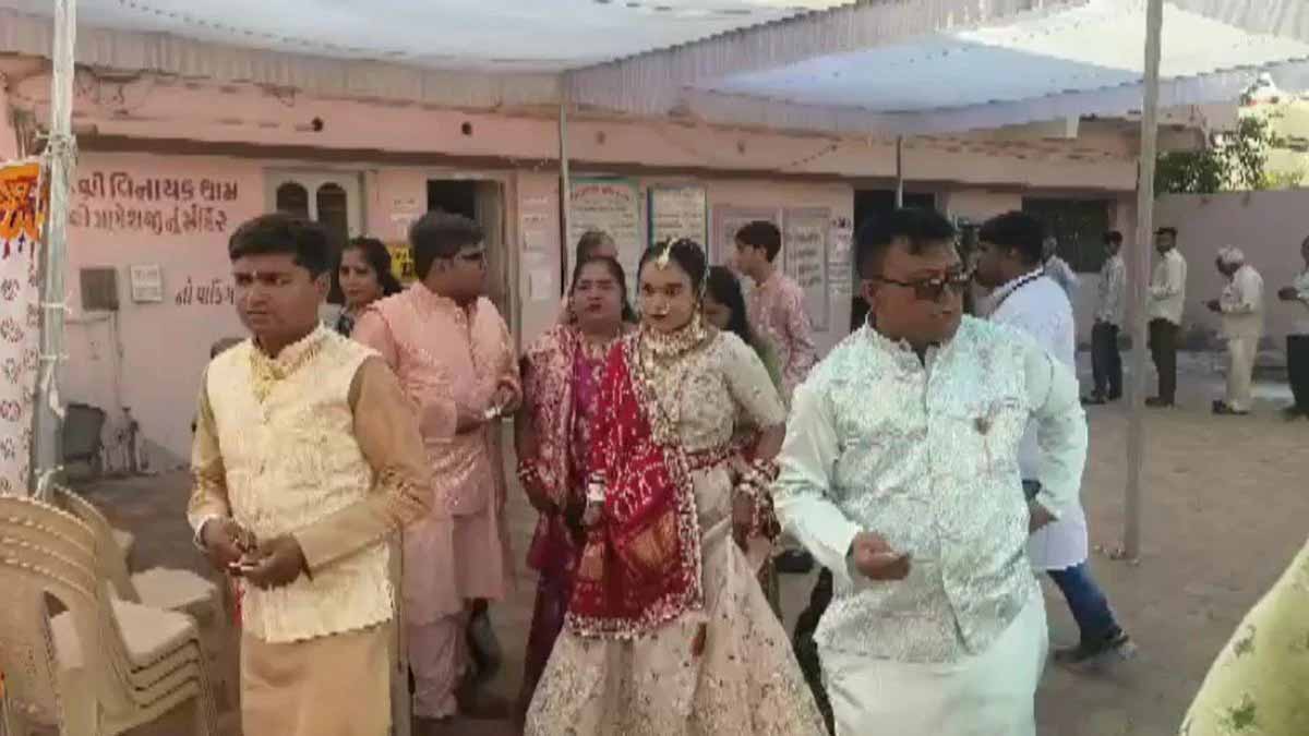 गुजरात चुनाव में दुल्हन की जागरूकता की तस्वीर वायरल