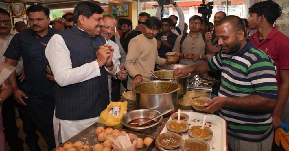 काशी में सीएम मोहन यादव ने कचौड़ी-पूरी का आनंद लिया, सादगी से लोगों को किया प्रभावित