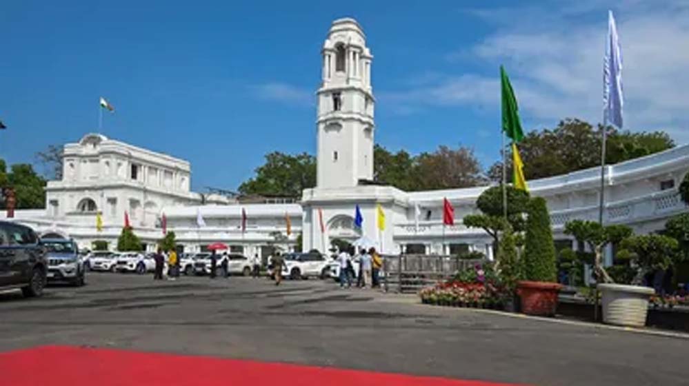 दिल्ली विधानसभा में अज्ञात कार का प्रवेश, स्पीकर के कमरे के बाहर गुलदस्ता छोड़कर हुआ फरार