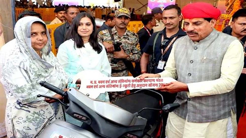 दमोह की सायरा बी की सफलता की कहानी, ई-स्कूटर अनुदान योजना ने बदली जिंदगी
