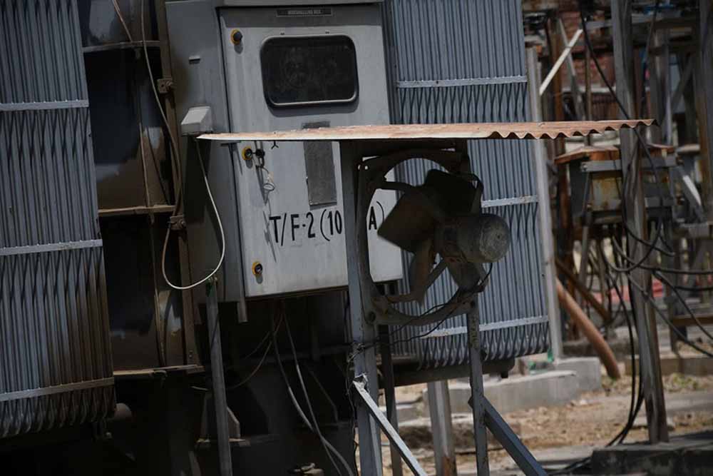 गर्मी में बढ़ा संकट,लखनऊ में 1700 मेगावाट पार मांग, कई क्षेत्रों में बिजली गुल