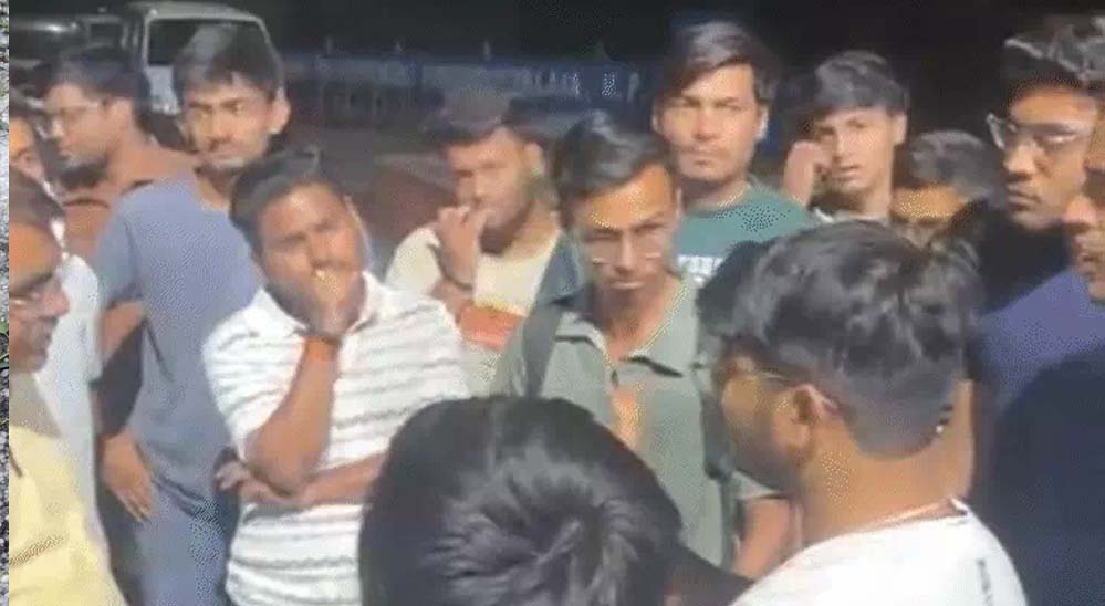 आरजीपीवी छात्रों ने भूख हड़ताल की, कैंटीन बंद होने और टिफिन पर रोक के खिलाफ लगाए नारे
