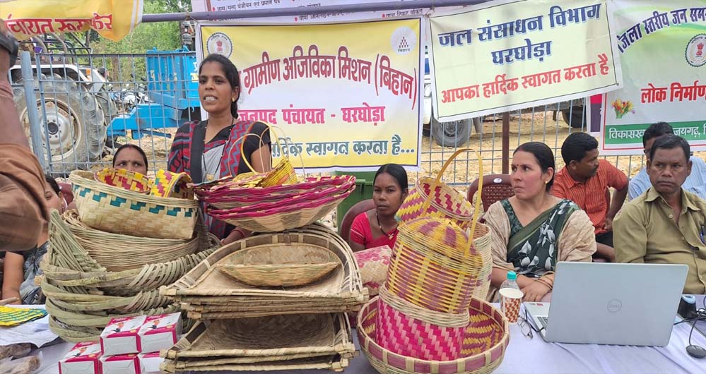 आत्मनिर्भरता की ओर बढ़ते कदम, ग्रामीण महिलाएं गृह उद्योग और हस्तशिल्प से बना रही हैं अपना भविष्य