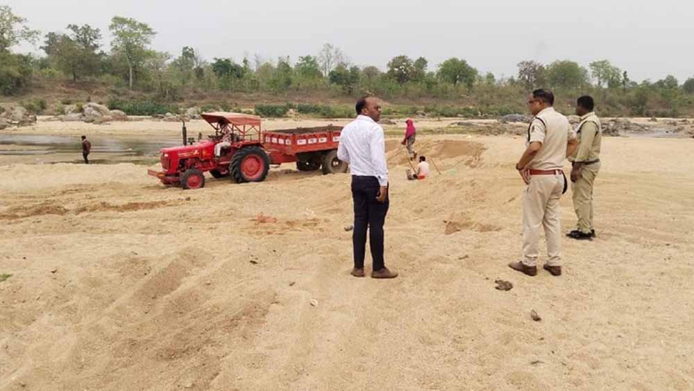 खारंग नदी क्षेत्र में कार्रवाई तेज: ट्रैक्टर पलटने पर FIR, अवैध उत्खनन रोकने सख्त निगरानी