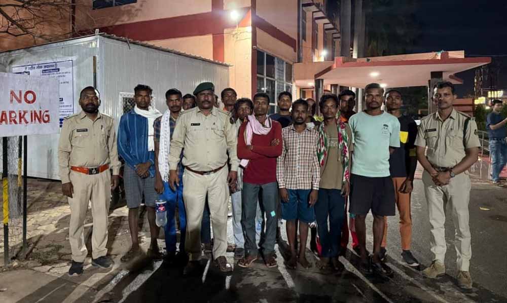 Jagdalpur Breaking: जंगल पर अवैध कब्जे की साजिश फेल, 14 ग्रामीण गिरफ्तार