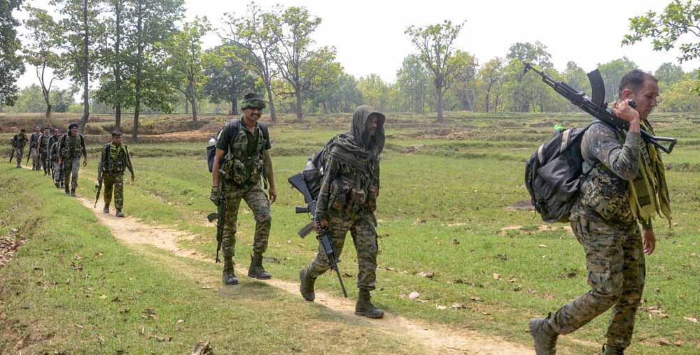Chhattisgarh-Odisha Border Alert: जंगल में मिला भारी विस्फोटक, CRPF ने बढ़ाई सर्चिंग ऑपरेशन की रफ्तार