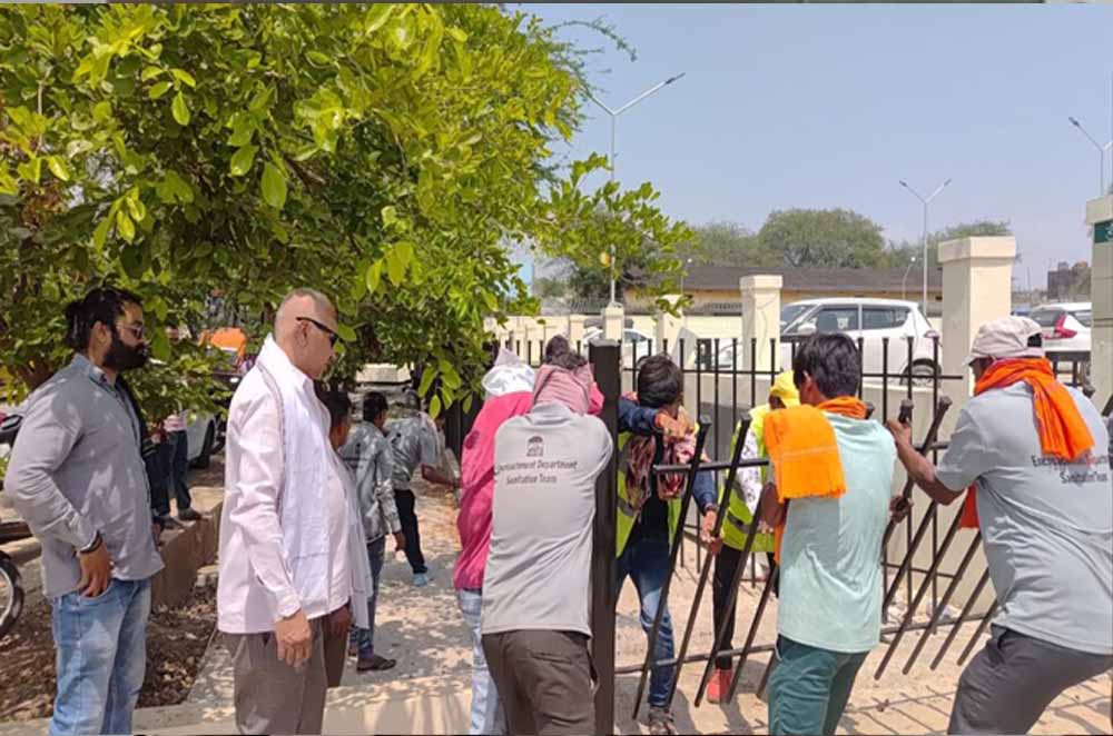 पार्किंग का गलत इस्तेमाल पड़ा भारी: सर्विसिंग और कारोबार पर चला प्रशासन का बुलडोजर, जगह-जगह सील