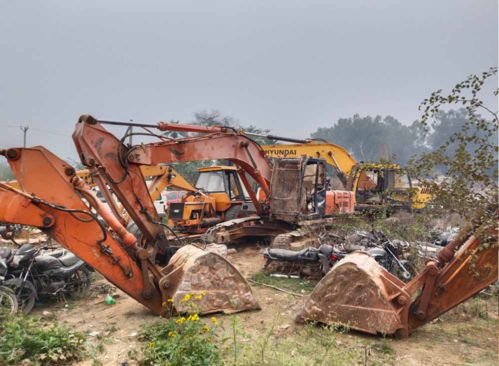 खनन में मनमानी महंगी पड़ी: प्रशासन का छापा, 4 पोकलेन मशीनें जब्त