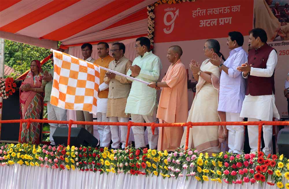 कूड़ा एकत्रीकरण में डीजल चालित वाहनों को चरणबद्ध तरीके से हटाकर इलेक्ट्रिक एवं सीएनजी वाहनों को दी जा रही है प्राथमिकता