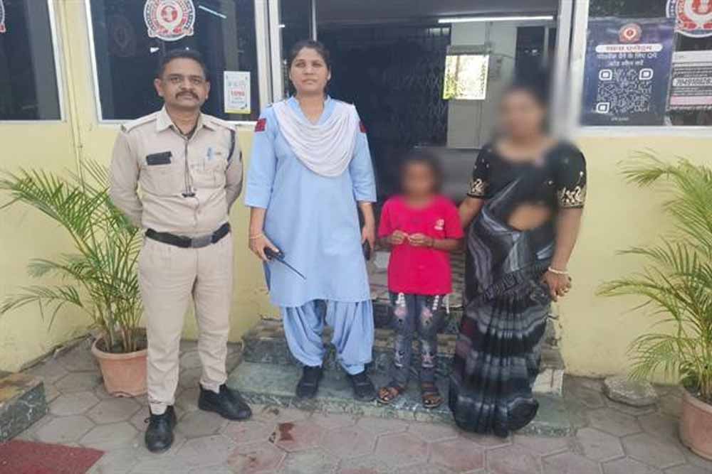 इंदौर के डायल 112 हीरोज सतर्कता और संवेदनशीलता से भटकी बालिका को सुरक्षित घर पहुँचाया