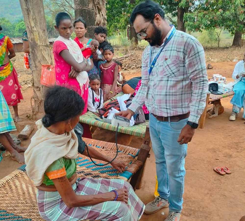 दूरियां पड़ीं छोटी, 11 किमी तय कर स्वास्थ्य टीम पहुंची लोहागांव के हर दरवाजे तक