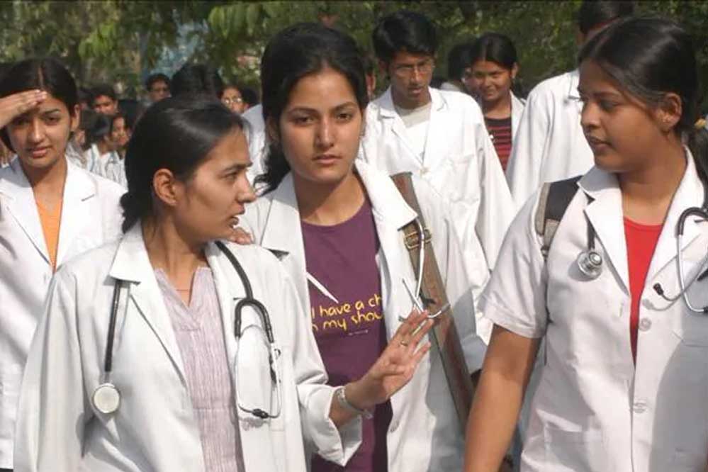 कैंसर मरीजों को मिला झटका, PMJAY के पैनल से 300 डॉक्टर बाहर, वजह सामने आई