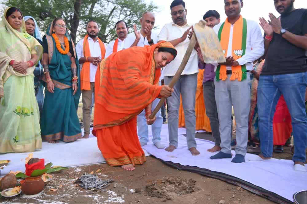 क्षेत्र को मिली बड़ी सौगात: मंत्री लक्ष्मी राजवाड़े ने 3.80 करोड़ की सड़क का किया शुभारंभ