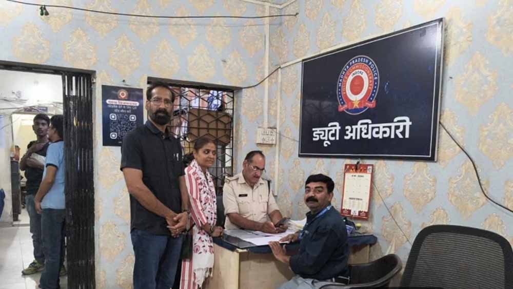 इंदौर में शिक्षा कारोबार पर सख्ती: कॉपी-किताबों की मोनोपॉली में स्कूल संचालक व प्रिंसिपल फंसे, FIR दर्ज