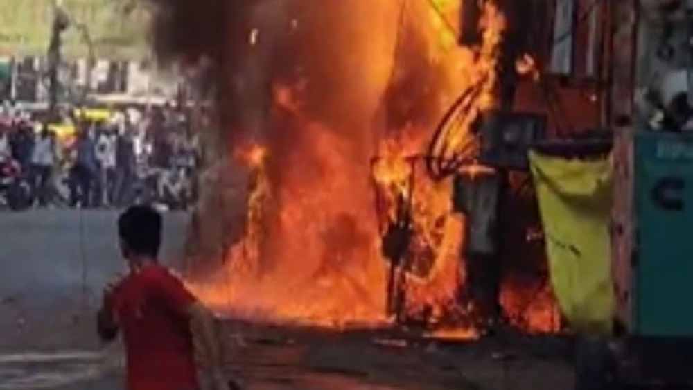 भोपाल हादसा: MP नगर में ट्रांसफार्मर ब्लास्ट से मची भगदड़, फॉर्च्यूनर कार आई चपेट में