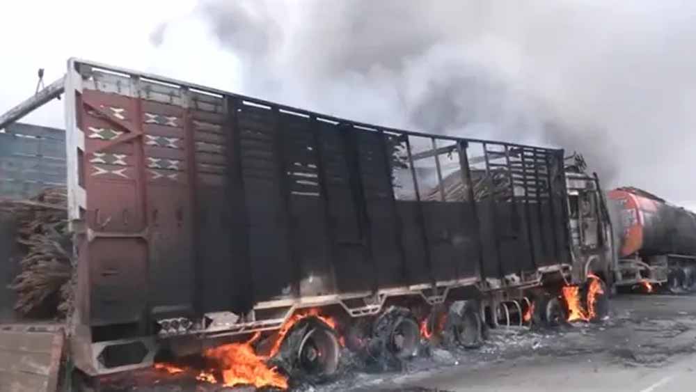 मणिपुर तनावपूर्ण: बम धमाके के बाद हालात बिगड़े, चार जिलों में कर्फ्यू और इंटरनेट सेवाएं ठप