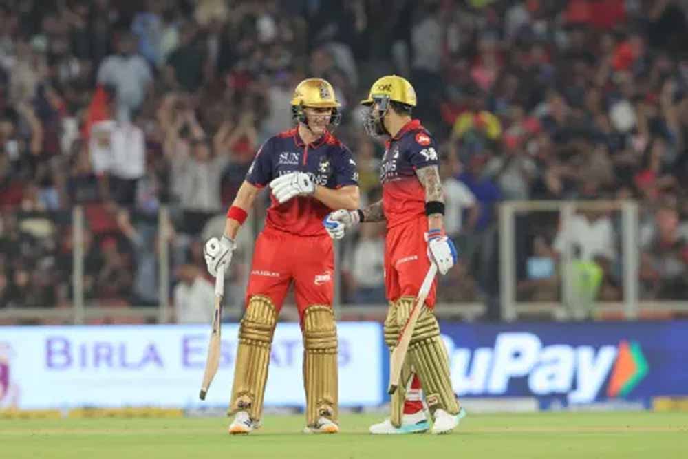 RCB की पारी ढही: 155 रन पर खत्म, अरशद-होल्डर चमके