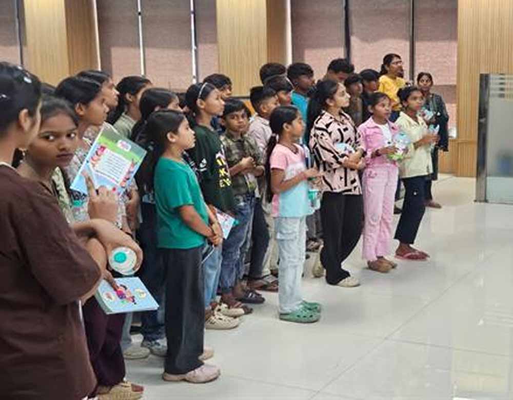 बचपन संस्था के बच्चों एवं युवाओं को कराया गया डायल-112 का भ्रमण