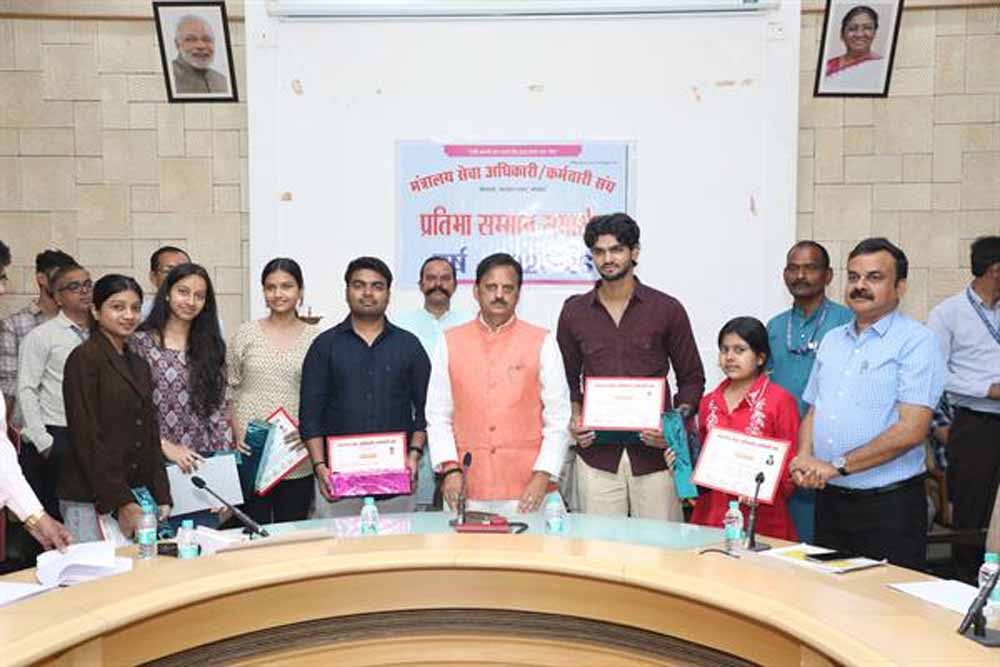 सम्मान समारोह में उप मुख्यमंत्री शुक्ल: बोले—मेहनत और ईमानदारी का मिलता है उचित सम्मान