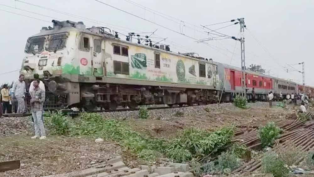 यूपी में खराब मौसम का कहर, आंधी-तूफान से रेल सेवाओं पर पड़ा असर