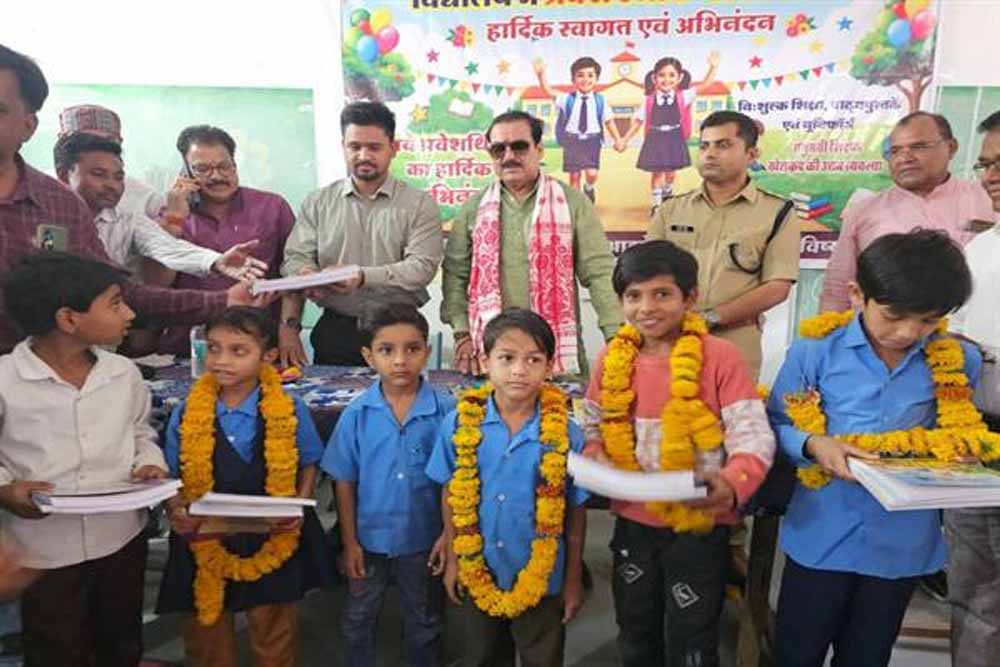 मंत्री  टेटवाल ने “स्कूल चलें हम” के तहत प्रवेशोत्सव में पुस्तक और मिठाई वितरण कर विद्यार्थियों का किया उत्साहवर्धन