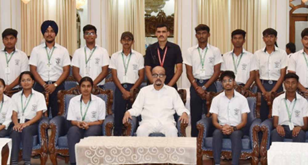 लोकभवन में धमतरी के छात्रों का अनुभव समृद्ध, राज्यपाल रमेन डेका से मिले