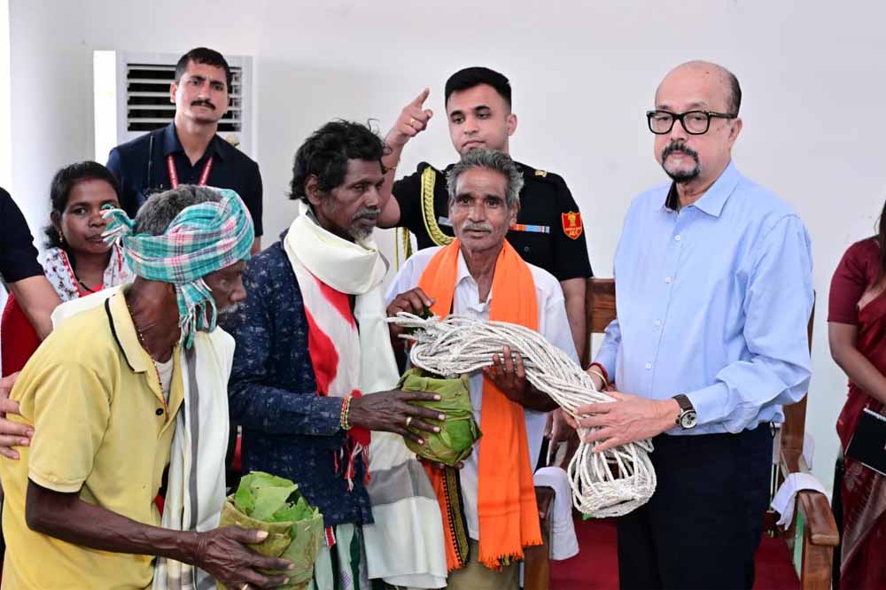 अधिकारियों को स्व-सहायता समूह बनाकर रोजगार से जोड़ने तथा उत्पादों में वैल्यू एडिशन कर उचित मूल्य दिलाने को कहा