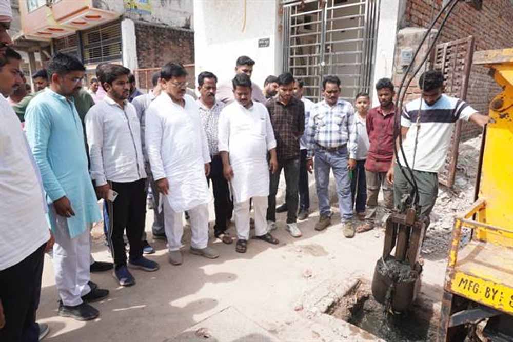 ऊर्जा मंत्री तोमर ने उपनगर ग्वालियर में नाला निर्माण एवं सीवर लाइन का किया निरीक्षण