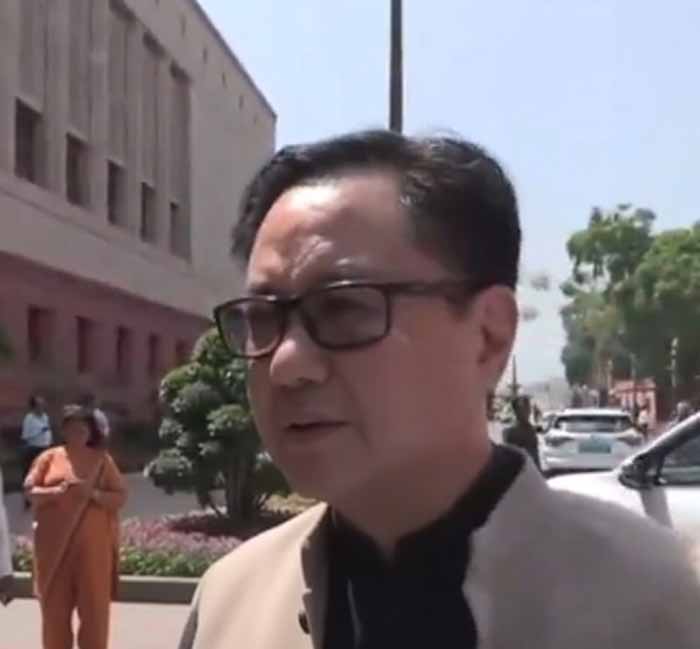 संसद में सियासी बयानबाज़ी: NDA सांसदों ने कांग्रेस को घेरा, नारी शक्ति विवाद पर उठाए सवाल