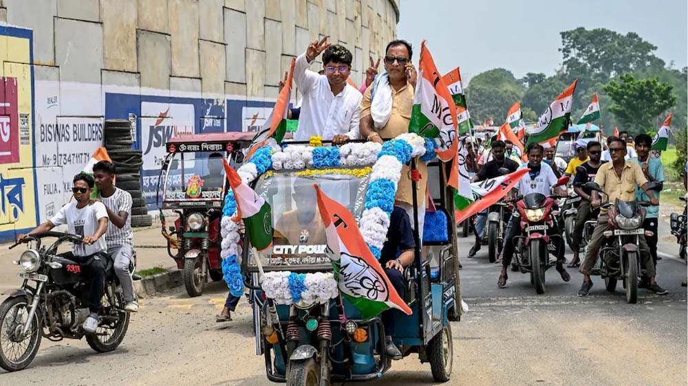 बंगाल में बाइक रैली पर रोक क्यों? पीछे बैठने वालों पर भी कार्रवाई, EC का कड़ा कदम