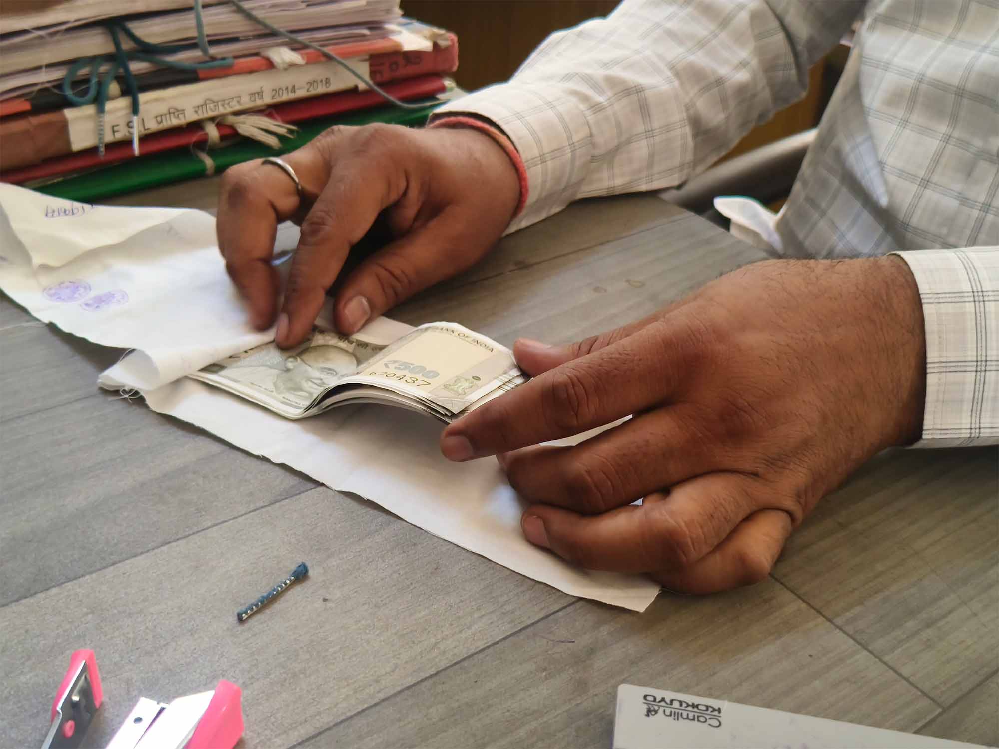 भ्रष्टाचार निवारण अधिनियम के तहत सचिव के खिलाफ मुकदमा दर्ज