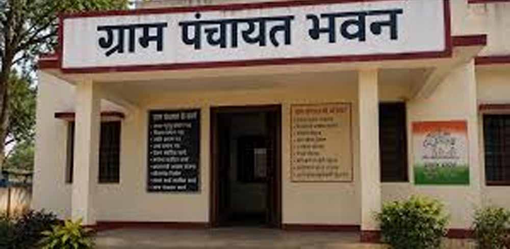 गोंडा में पंचायत भवनों की सुस्त व्यवस्था पर सख्ती, काम नहीं तो रुकेगा वेतन