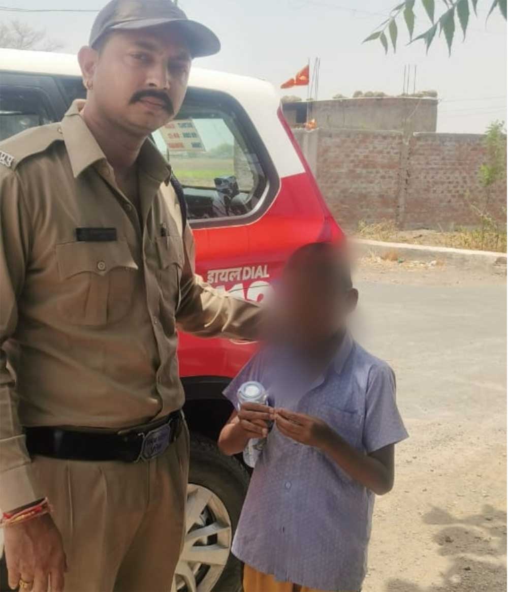 उज्जैन के डायल-112 हीरोज घर की राह भटके मानसिक रूप से अस्वस्थ बालक को सुरक्षित संरक्षण में लेकर थाने पहुँचाया