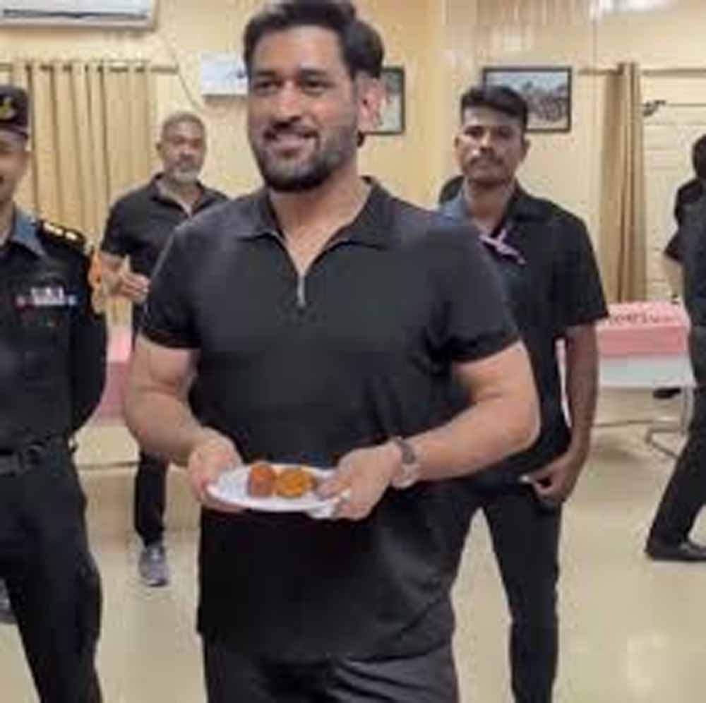चेन्नई में NSG जवानों के बीच दिखे धोनी, फैन्स बोले- क्या SRH मैच में होगी ‘थाला’ की वापसी?