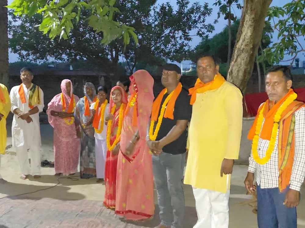 वाराणसी: चार पीढ़ियों बाद सनातन धर्म में लौटे नट बिरादरी के परिवार, गांव में चर्चा तेज