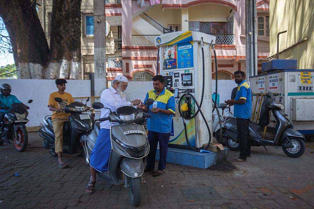 लगातार बढ़ रही ईंधन कीमतें, दोपहिया और चारपहिया चालकों की बढ़ी चिंता