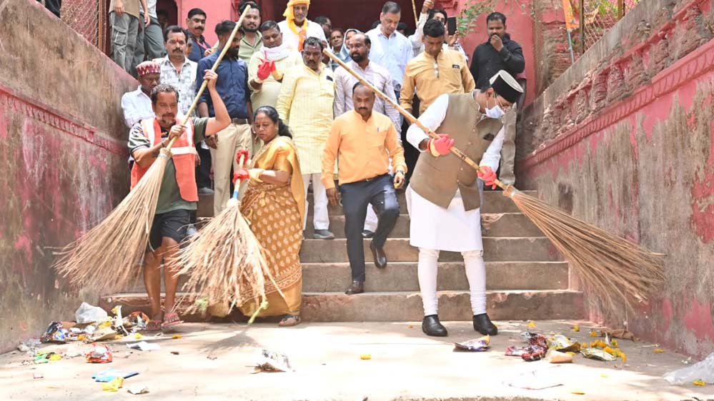 बावड़ी सफाई के लिए मंत्री विश्वास सारंग का श्रमदान, लोगों को भी दिया स्वच्छता का संदेश