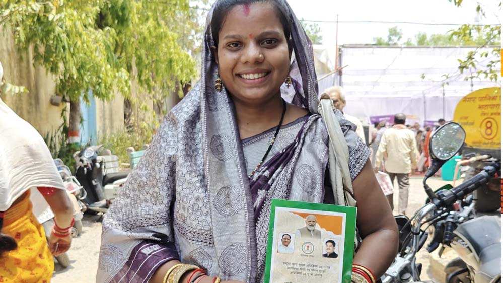 राशन कार्ड मिलते ही खिल उठी सुनीता जायसवाल की मुस्कान, शिविर में हुआ तुरंत समाधान