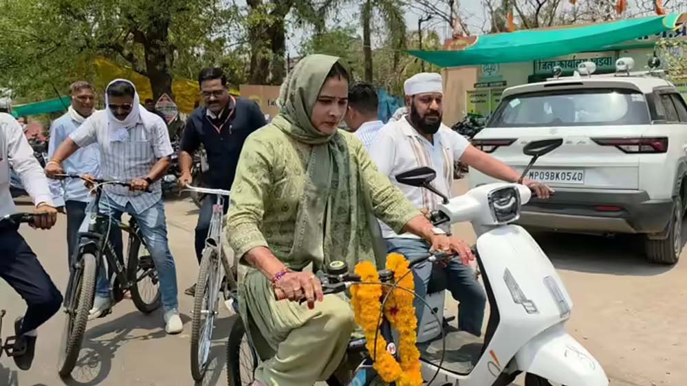 खंडवा की सियासत में अलग तस्वीर, कंचन तनवे ने निकाली साइकिल यात्रा तो महापौर ई-कार संग पहुंचीं
