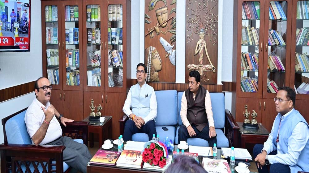 छत्तीसगढ़ में प्रशासनिक समन्वय को लेकर बड़ी बैठक, भूमि संसाधन सचिव ने मुख्य सचिव से की भेंट