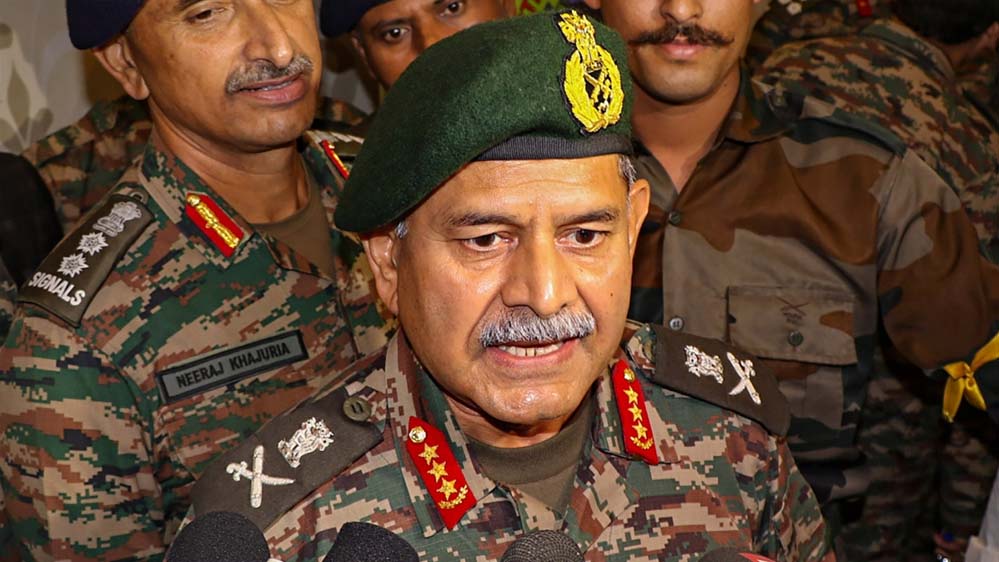 पाकिस्तान पर आर्मी चीफ का बड़ा बयान, कहा- फैसला करो दुनिया में रहना है या मिट जाना है