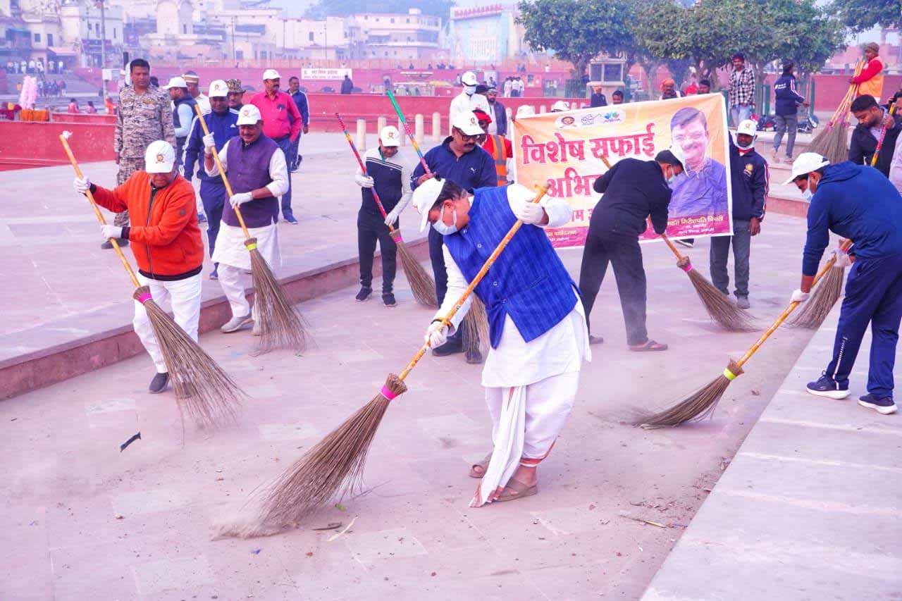 टॉप-10 स्वच्छ शहरों में शामिल होने की तैयारी, अयोध्या में मेयर ने झाड़ू लगाकर दिया स्वच्छता का संदेश