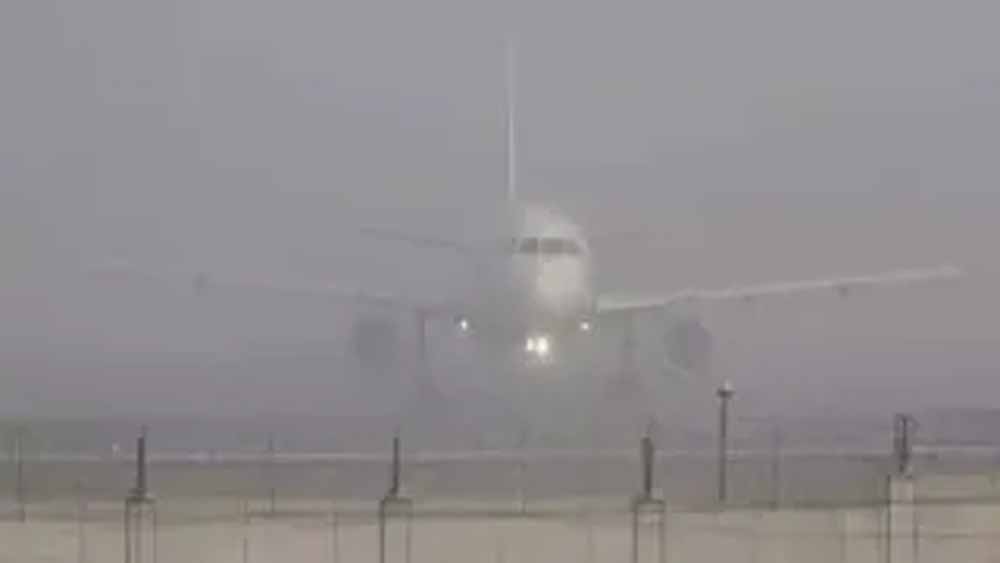 दिल्ली-लखनऊ में मौसम की मार, यात्रियों को घंटों की देरी का सामना