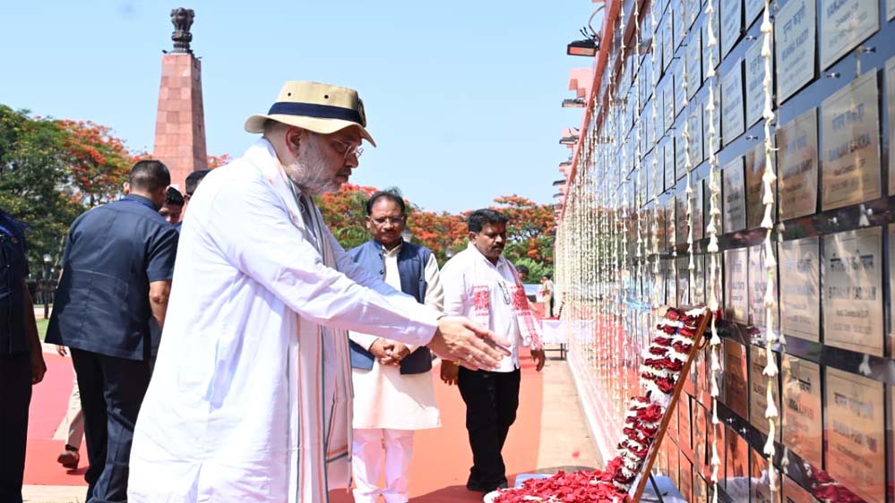 शहीद जवानों के परिवारों के बीच बैठकर केंद्रीय गृहमंत्री ने बंधाया ढांढस, हरसंभव सहयोग का दिलाया भरोसा