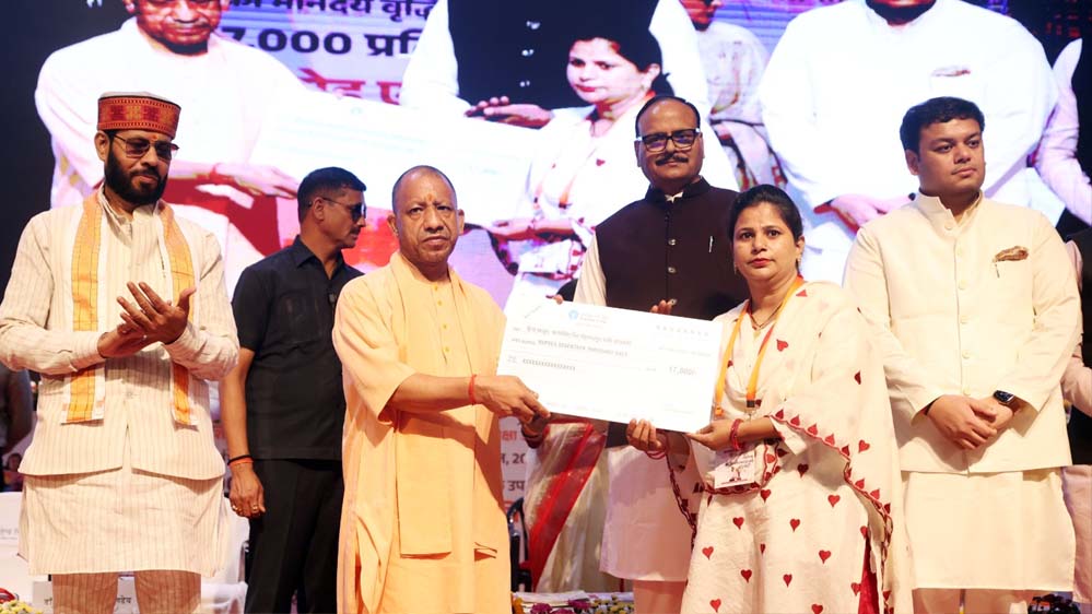 मुख्यमंत्री योगी ने बांटे चेक, अनुदेशकों ने कहा- पहली बार मिला इतना सम्मान
